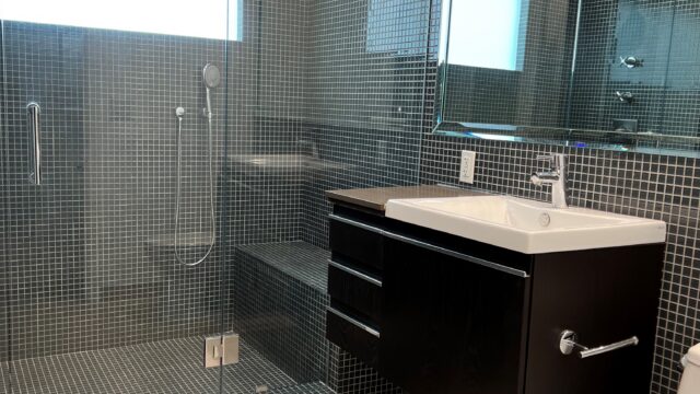 Poinsettia-WW-bathroom-shower-1